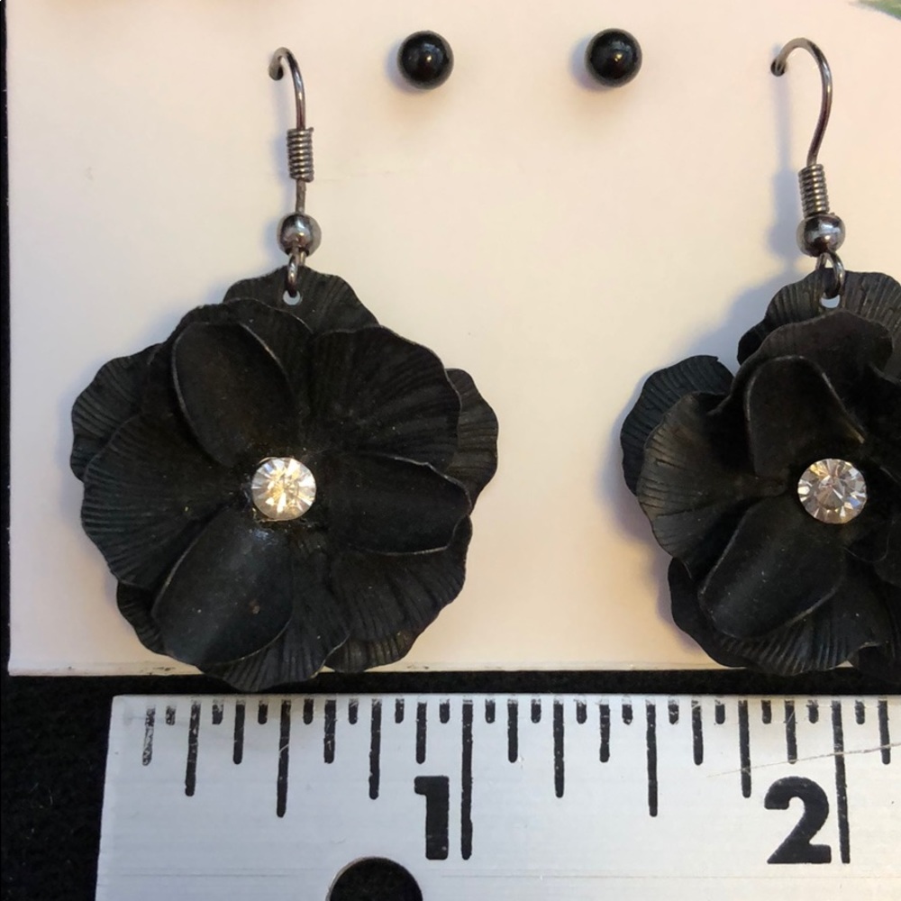 Matching black floral necklace and earrings - Picture 8 of 11
